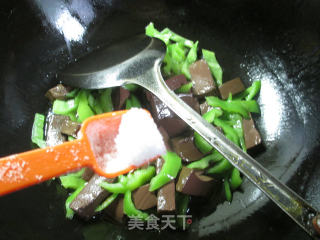 尖椒炒鸭血的做法步骤：7