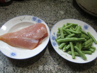 梅豆炒鸡胸肉的做法步骤：1