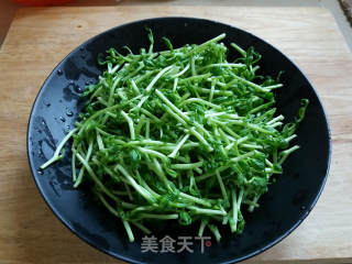 上汤豆苗的做法步骤：1
