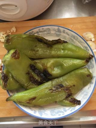 虎皮尖椒的做法步骤：1