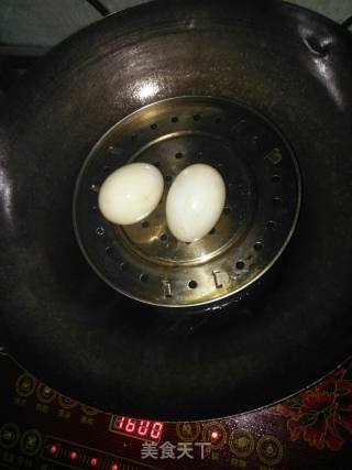 咸蛋黄炒土豆丝的做法步骤：1