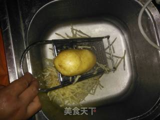 咸蛋黄炒土豆丝的做法步骤：2