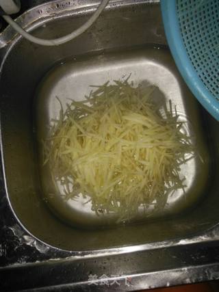 咸蛋黄炒土豆丝的做法步骤：4