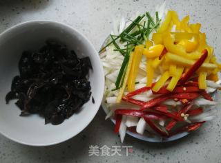 彩椒炒大白菜梗的做法步骤：2