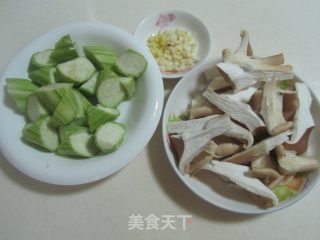 丝瓜炒猪肚菇的做法步骤：1