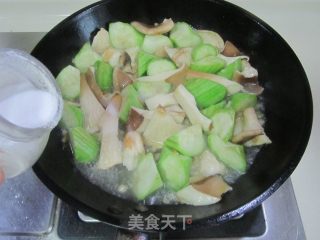 丝瓜炒猪肚菇的做法步骤：6