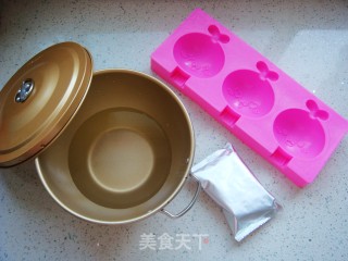 草莓卡通布丁的做法步骤：1