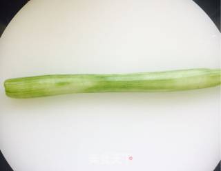 丝瓜炒鸡蛋的做法步骤：1
