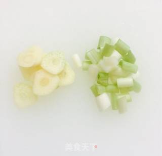 丝瓜炒鸡蛋的做法步骤：2