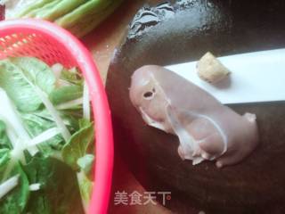 小白菜炒猪肝的做法步骤：1