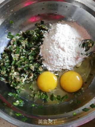 三鲜鸡蛋饼的做法步骤：1