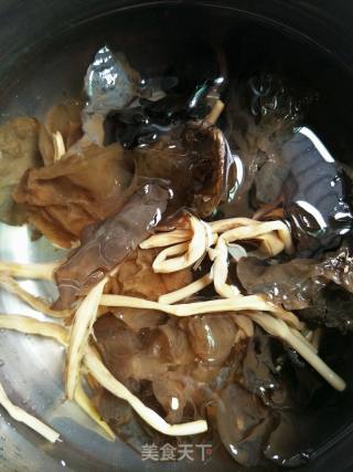 黄瓜肉片儿汤的做法步骤：2