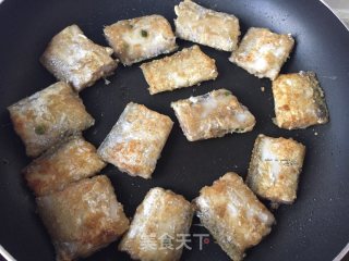 椒盐带鱼的做法步骤：8