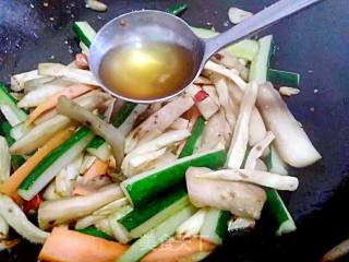 泡椒素炒什锦的做法步骤：7