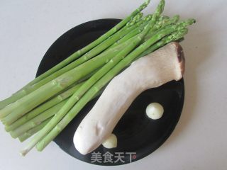 芦笋炒杏鲍菇的做法步骤：1