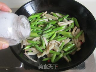 芦笋炒杏鲍菇的做法步骤：8
