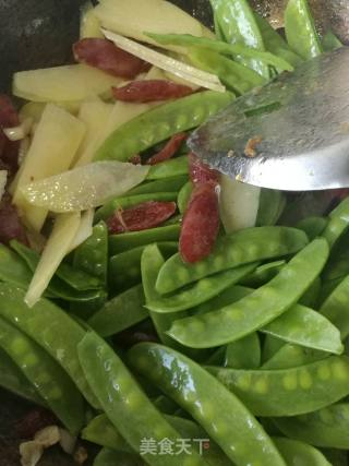 土豆腊肠炒荷兰豆的做法步骤：4
