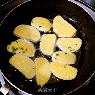 小葱鸡蛋炸馒头片的做法步骤：3