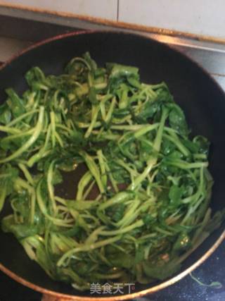 枸杞山药炒菜苗的做法步骤：5