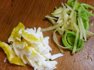 咸蛋肉片炒椰菜花的做法步骤：2