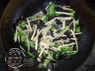 青椒土豆炒木耳的做法步骤：4