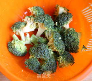 奇异果西兰花鱼肉沙拉的做法步骤：2