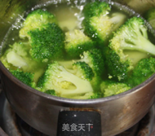 奇异果西兰花鱼肉沙拉的做法步骤：3