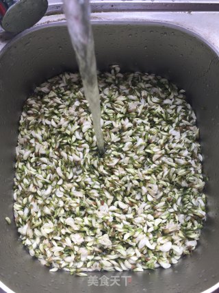 槐花麦饭的做法步骤：1