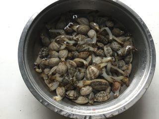 香菇酱炒花蛤的做法步骤：1
