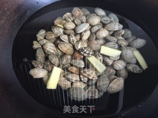 香菇酱炒花蛤的做法步骤：2