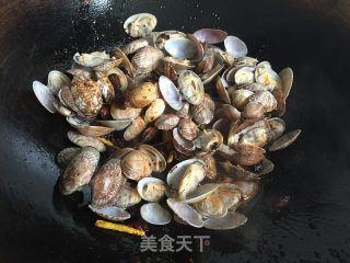香菇酱炒花蛤的做法步骤：6