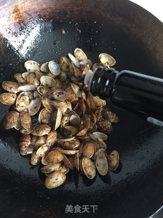 香菇酱炒花蛤的做法步骤：7