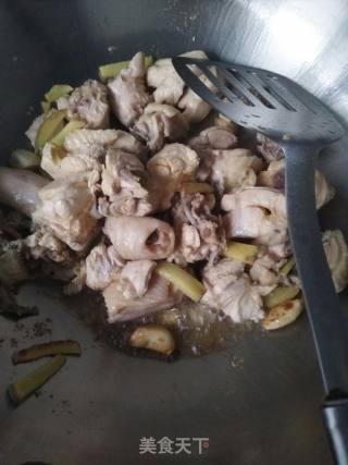 麻辣红烧鸡块的做法步骤：2