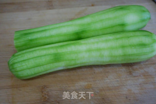 丝瓜炒老油条的做法步骤：1