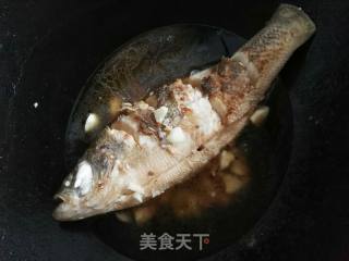 红烧鲈鱼的做法步骤：6