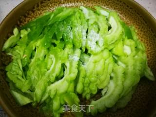 清炒苦瓜的做法步骤：2