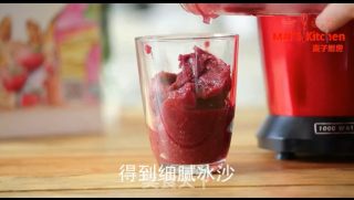 冰爽细腻-草莓冰沙的做法步骤：4