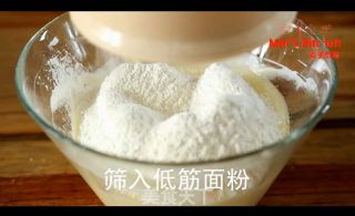 无油配方 | 外脆内松软，蓝莓夹心派的做法步骤：5