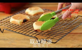 无油配方 | 外脆内松软，蓝莓夹心派的做法步骤：12