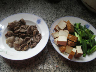 蒜薹香干炒鸡心的做法步骤：1