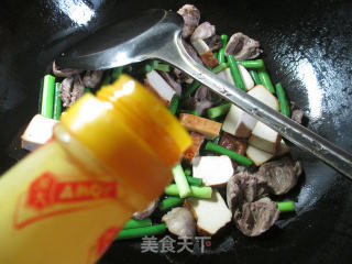 蒜薹香干炒鸡心的做法步骤：4