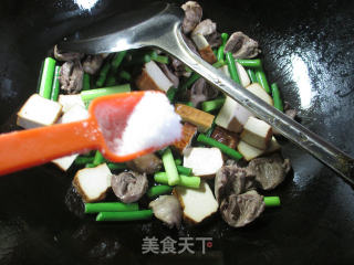 蒜薹香干炒鸡心的做法步骤：5