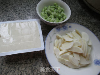 毛豆茭白煮豆腐的做法步骤：1