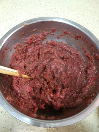牛肉玉米青豆胡萝卜饺子的做法步骤：1
