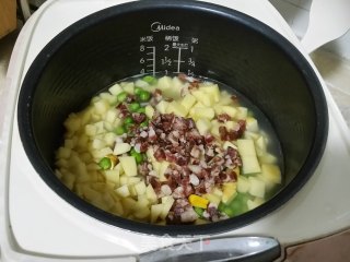 香肠杂蔬焖饭的做法步骤：2