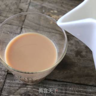 草莓盆栽奶茶的做法步骤：2