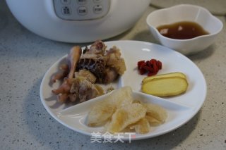 黄酒炖鱼肚的做法步骤：1