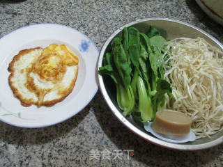 鸡蛋鸡毛菜汤面的做法步骤：1