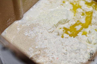 来自缪斯老妈的食物灵感：秋葵金枪鱼披萨的做法步骤：3