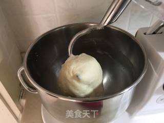 玫瑰花香肠披萨的做法步骤：1
